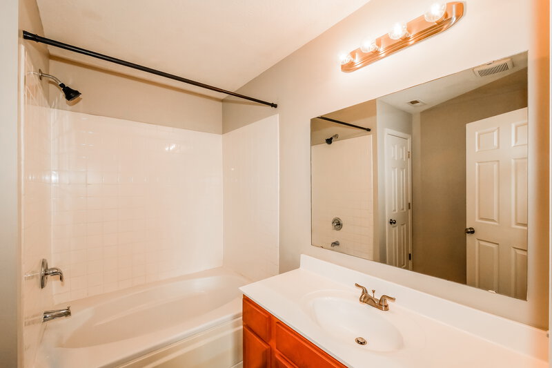 2,690/Mo, 12644 Buck Run Dr Noblesville, IN 46060 Main Bathroom View