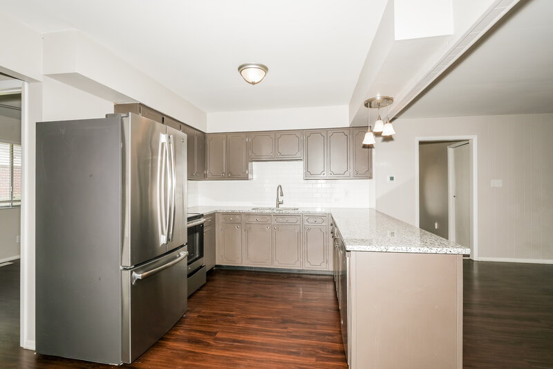 1,920/Mo, 5910 Rahke Rd Indianapolis, IN 46217 Kitchen View