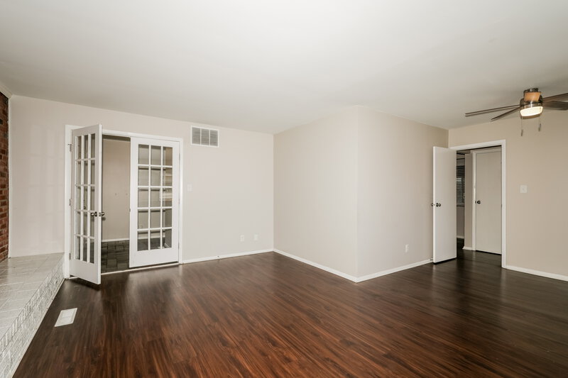 1,920/Mo, 5910 Rahke Rd Indianapolis, IN 46217 Family Room View 2