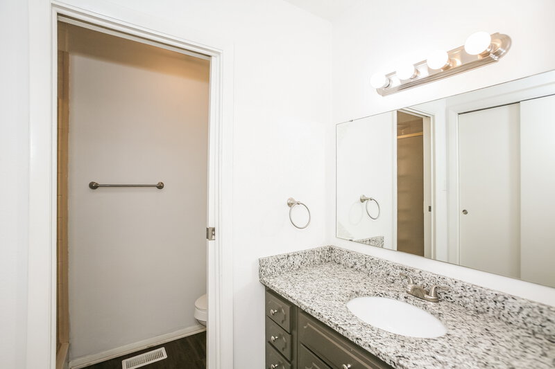 2,685/Mo, 5910 Rahke Rd Indianapolis, IN 46217 Main Bathroom View