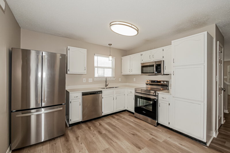 1,825/Mo, 8039 Corktree Dr Indianapolis, IN 46239 Kitchen View 3