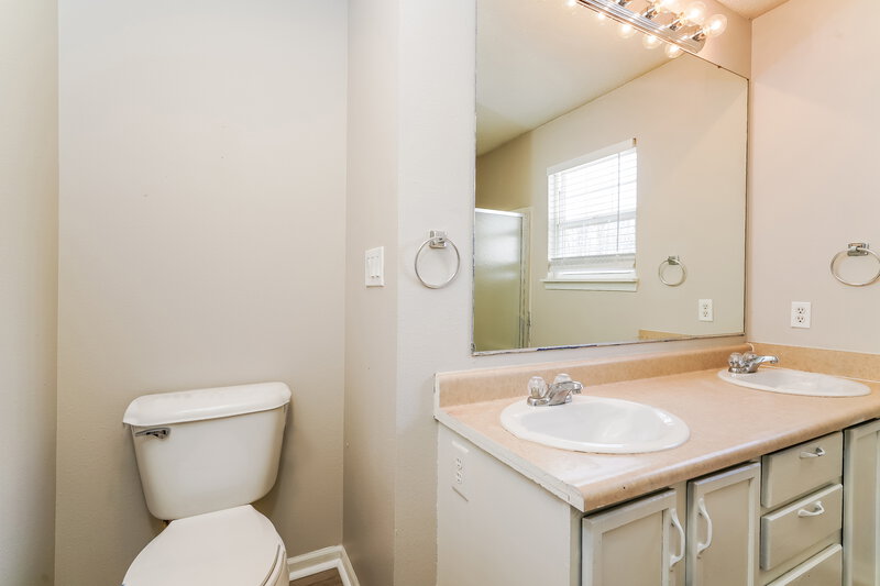 2,850/Mo, 5714 Dollar Run Lane Indianapolis, IN 46221 Main Bathroom View