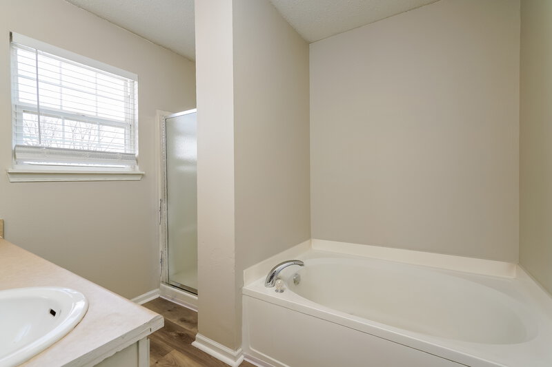 2,850/Mo, 5714 Dollar Run Lane Indianapolis, IN 46221 Main Bathroom View 2