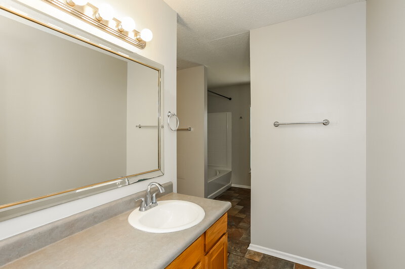 2,670/Mo, 14134 Moonlight Path Fishers, IN 46038 Main Bathroom View 2