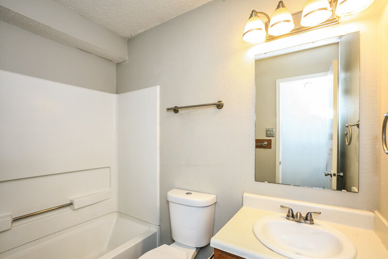 1,800/Mo, 14428 Black Farm Dr Noblesville, IN 46060 Bathroom View