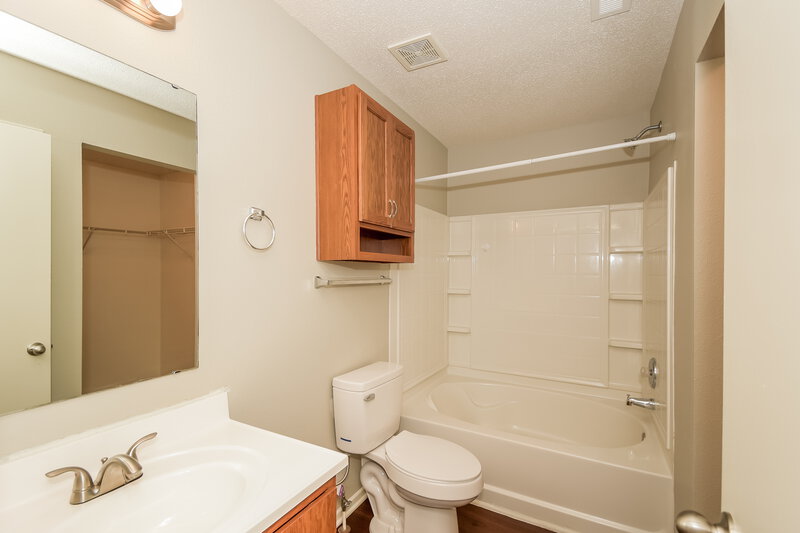 2,460/Mo, 941 Ravine Dr Franklin, IN 46131 Main Bathroom View