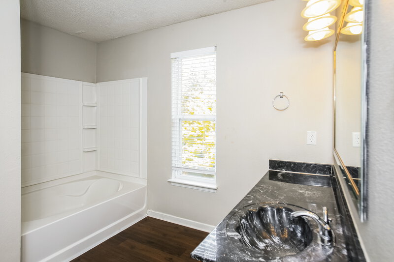 1,990/Mo, 10214 Yosemite Ln Indianapolis, IN 46234 Main Bathroom View