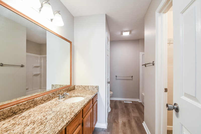 1,900/Mo, 4522 Golden Meadow Ct Indianapolis, IN 46254 Main Bathroom View