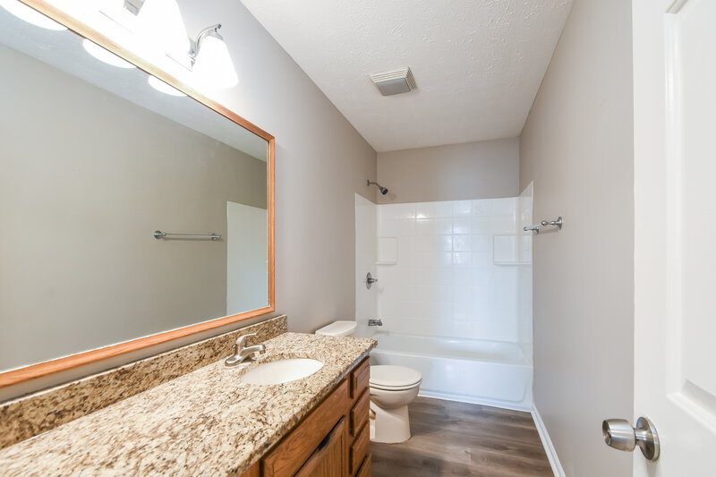 1,900/Mo, 4522 Golden Meadow Ct Indianapolis, IN 46254 Bathroom View