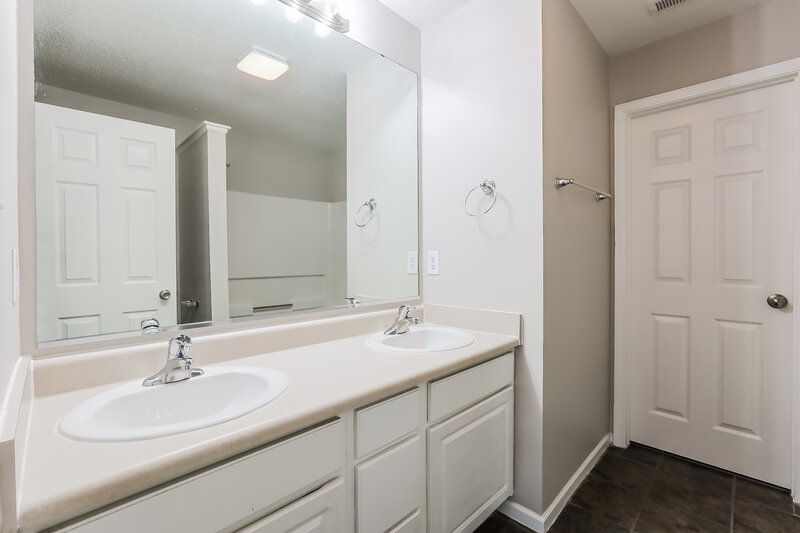 2,720/Mo, 10189 Blue Sky Dr Avon, IN 46123 Main Bathroom View