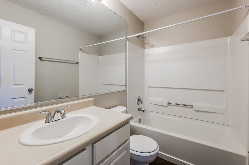2,720/Mo, 10189 Blue Sky Dr Avon, IN 46123 Bathroom View