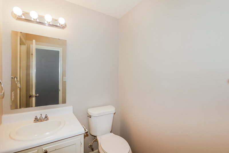 1,825/Mo, 7396 Glendale Dr Avon, IN 46123 Main Bathroom View