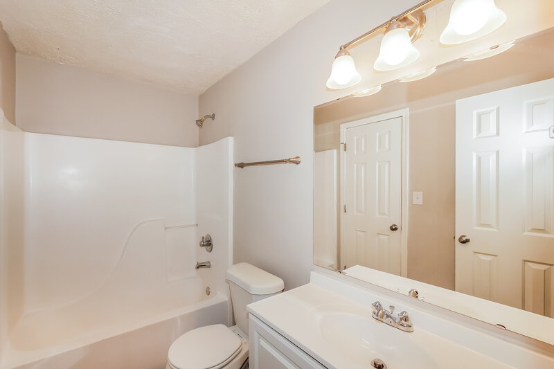 1,825/Mo, 7396 Glendale Dr Avon, IN 46123 Bathroom View