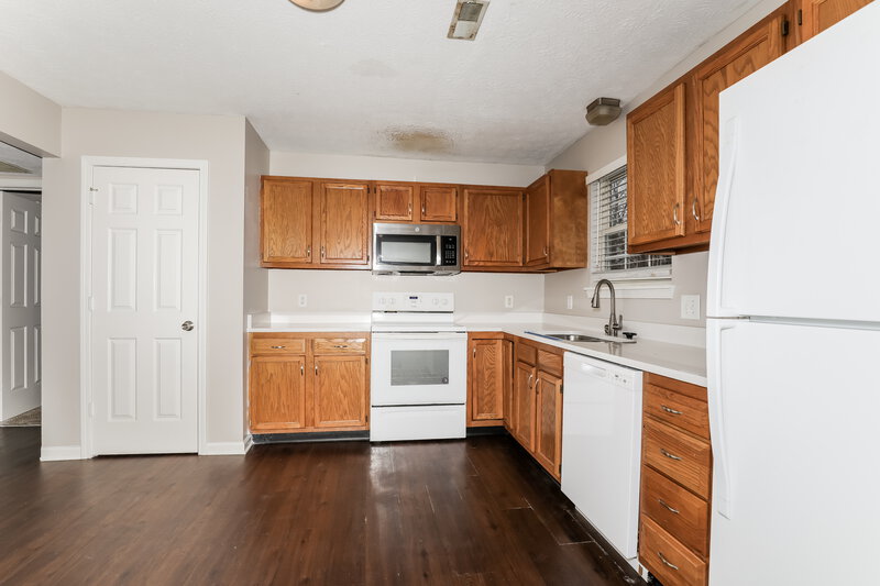 1,760/Mo, 4553 Golden Meadow Dr Indianapolis, IN 46254 Kitchen View 2