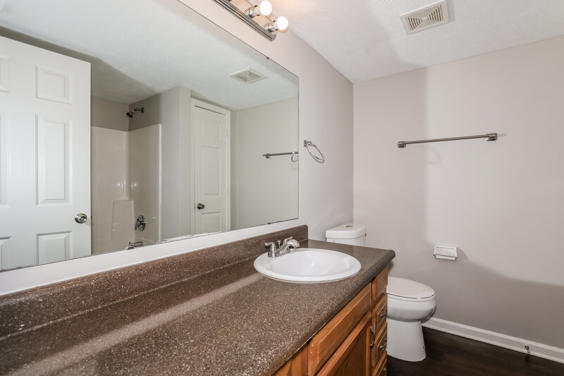 1,760/Mo, 4553 Golden Meadow Dr Indianapolis, IN 46254 Main Bathroom View