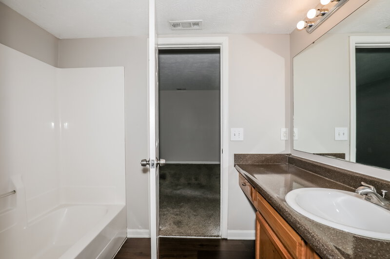 1,760/Mo, 4553 Golden Meadow Dr Indianapolis, IN 46254 Main Bathroom View 2