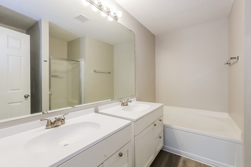 2,020/Mo, 5412 Powder River Ct Indianapolis, IN 46221 Main Bathroom View