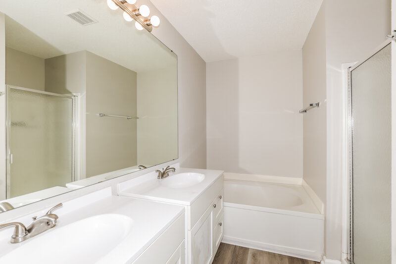 1,975/Mo, 5412 Powder River Ct Indianapolis, IN 46221 Main Bathroom View