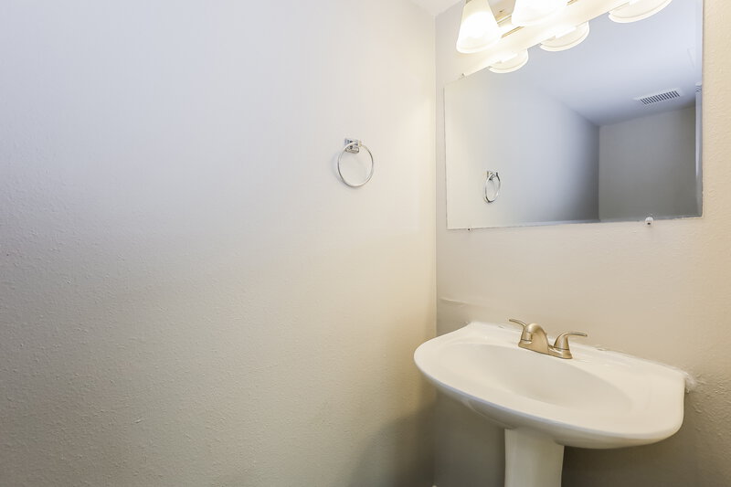 2,020/Mo, 5412 Powder River Ct Indianapolis, IN 46221 Bathroom View