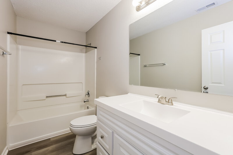 2,020/Mo, 5412 Powder River Ct Indianapolis, IN 46221 Bathroom View 2