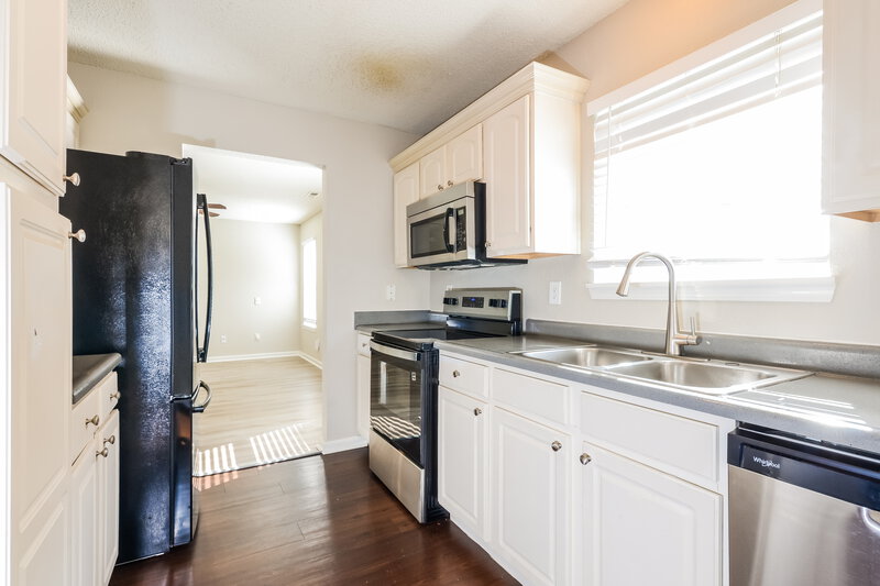 2,015/Mo, 9674 Thomas Ln Avon, IN 46123 Kitchen View 2