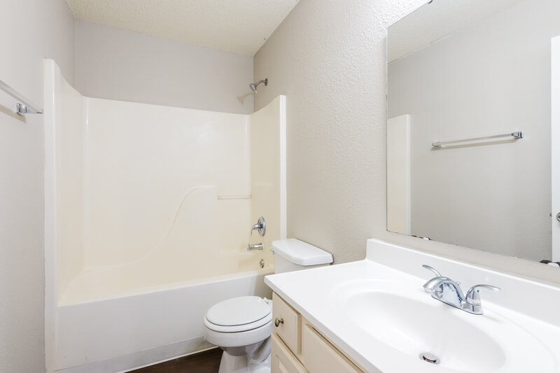 2,015/Mo, 9674 Thomas Ln Avon, IN 46123 Bathroom View