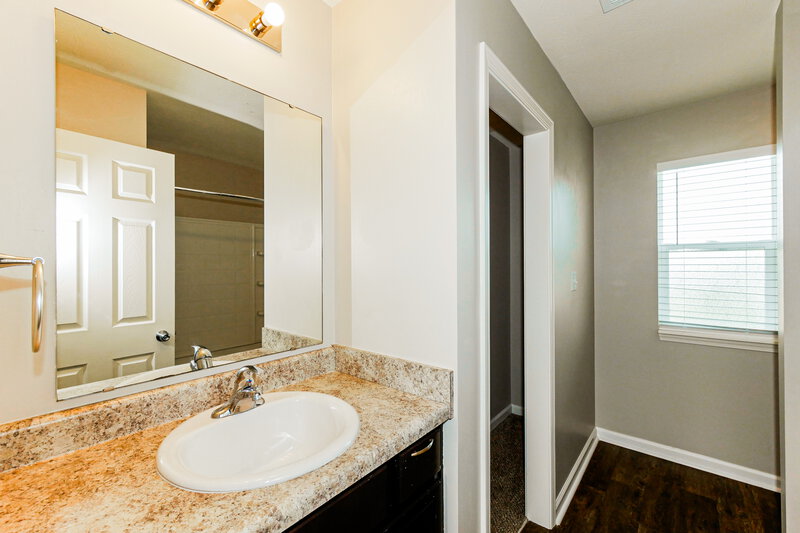 1,835/Mo, 8104 Grove Berry Way Indianapolis, IN 46239 Main Bathroom View