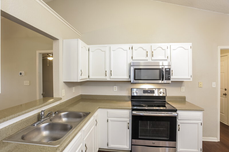 1,760/Mo, 1495 Egret Ln Greenwood, IN 46143 Kitchen View 2