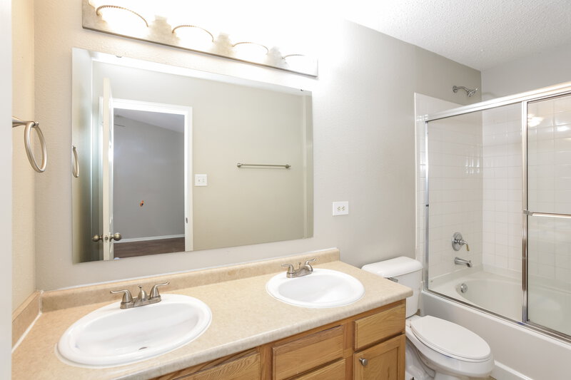 1,745/Mo, 6906 W Dover Pl McCordsville, IN 46055 Main Bathroom View