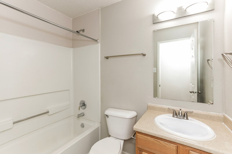 1,745/Mo, 6906 W Dover Pl McCordsville, IN 46055 Bathroom View
