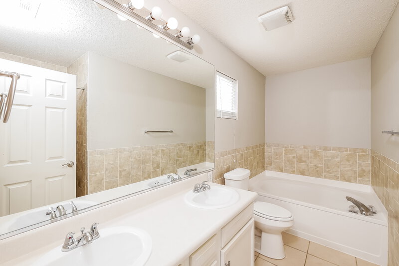 1,785/Mo, 3738 Laurel Cherry Ln Indianapolis, IN 46239 Main Bathroom View