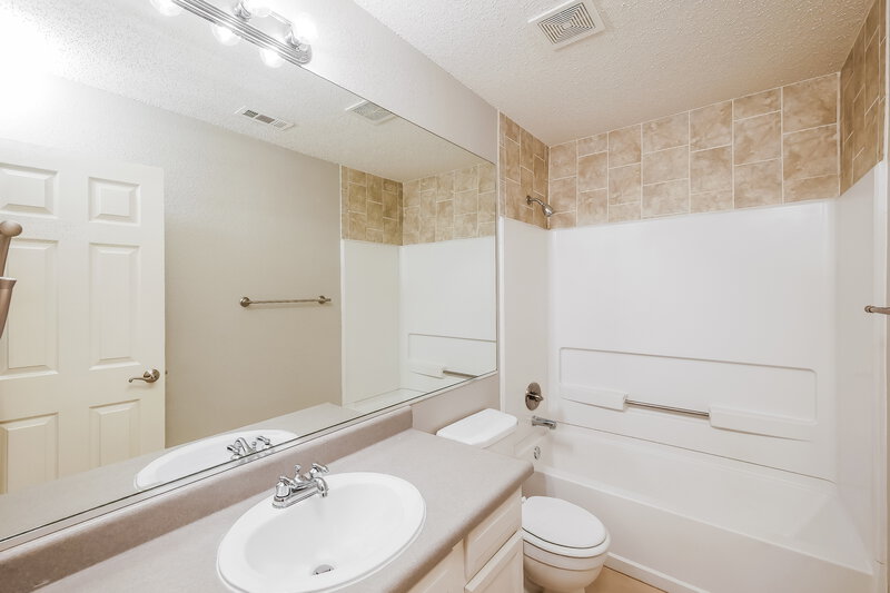 1,785/Mo, 3738 Laurel Cherry Ln Indianapolis, IN 46239 Bathroom View