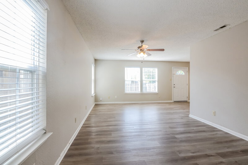 1,910/Mo, 1206 Kenwood Dr Greenwood, IN 46143 Living Room View 2