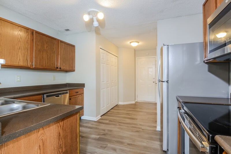 1,910/Mo, 1206 Kenwood Dr Greenwood, IN 46143 Kitchen View