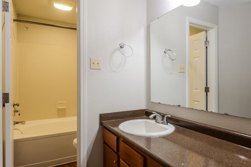 1,910/Mo, 1206 Kenwood Dr Greenwood, IN 46143 Main Bathroom View