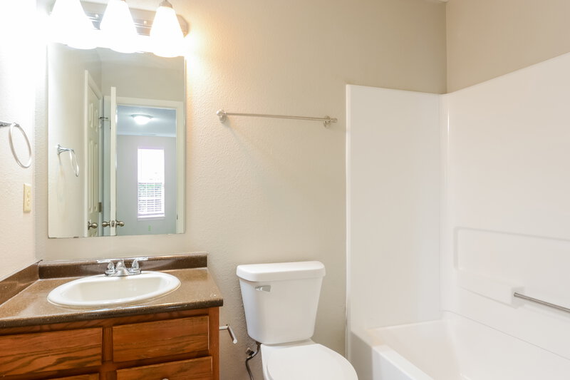 1,910/Mo, 1206 Kenwood Dr Greenwood, IN 46143 Bathroom View