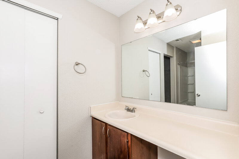 1,800/Mo, 12820 Freedom Dr Fishers, IN 46037 Main Bathroom View