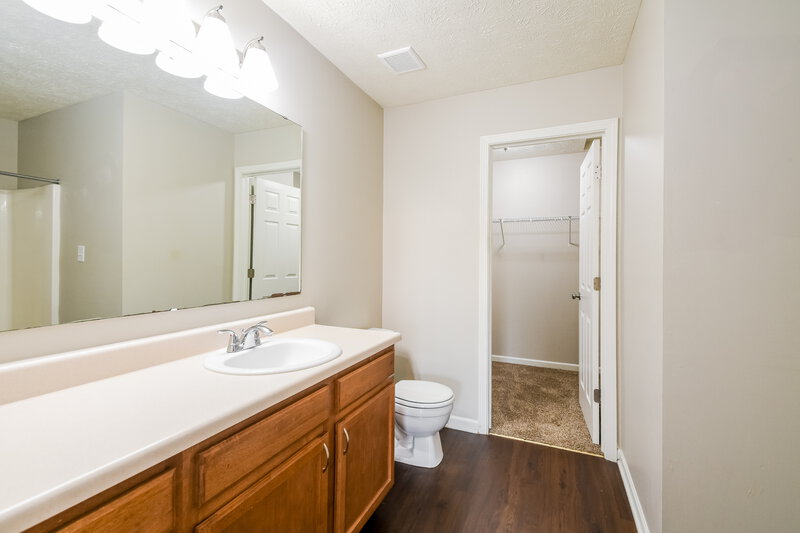 1,740/Mo, 2348 Bremhaven Ct Indianapolis, IN 46229 Main Bathroom View