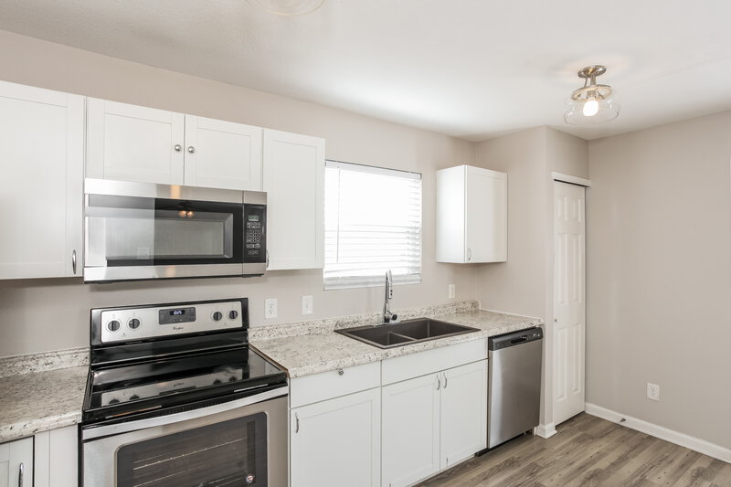 1,920/Mo, 1410 Dowell St Greenwood, IN 46143 Kitchen View 2