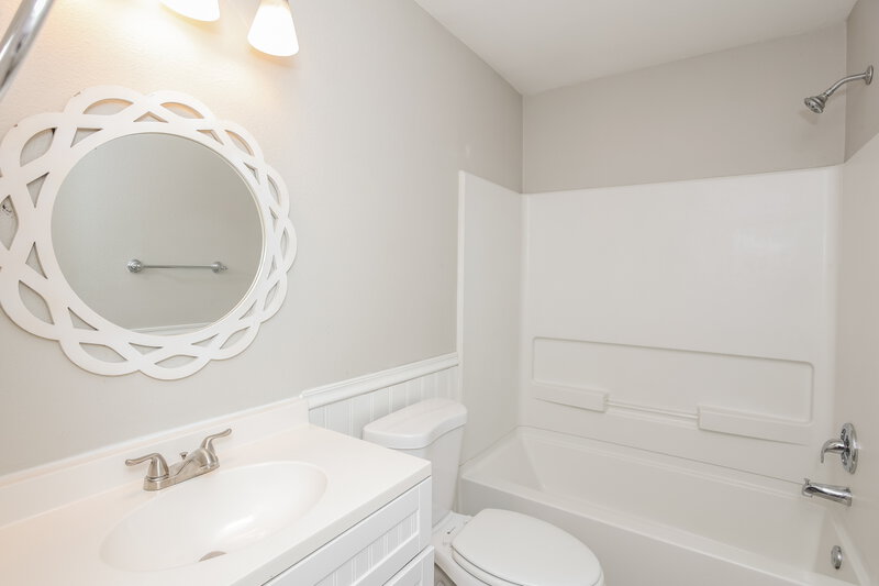 1,920/Mo, 1410 Dowell St Greenwood, IN 46143 Main Bathroom View