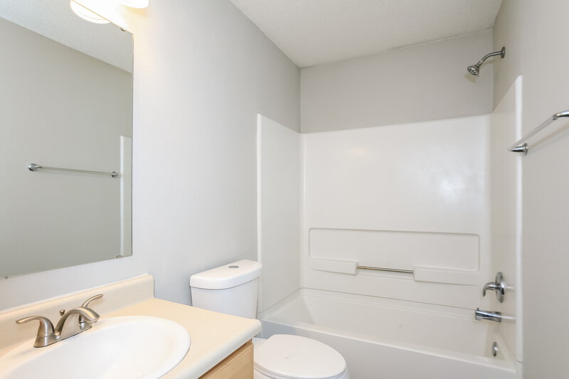 1,690/Mo, 3551 Brandenburg Blvd Indianapolis, IN 46239 Main Bathroom View