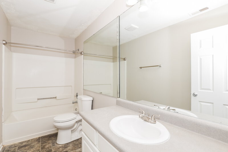 1,960/Mo, 5782 Dollar Forge Drive Indianapolis, IN 46221 Main Bathroom View