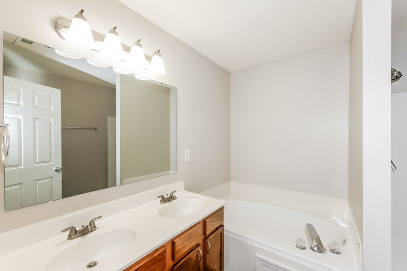 2,250/Mo, 12046 Royalwood Drive Fishers, IN 46037 Main Bathroom View
