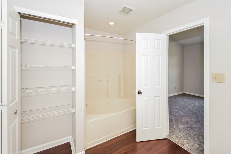 2,125/Mo, 8017 Grand Gulch Drive Indianapolis, IN 46239 Main Bathroom View 2
