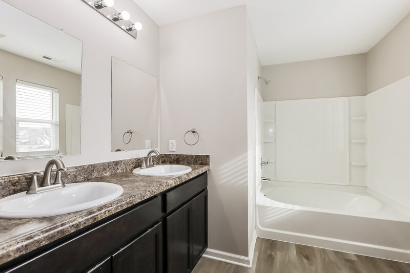 1,940/Mo, 7832 Wolfgang Place Indianapolis, IN 46239 Main Bathroom View