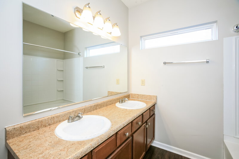 1,710/Mo, 5003 Greenside Drive Indianapolis, IN 46235 Main Bathroom View