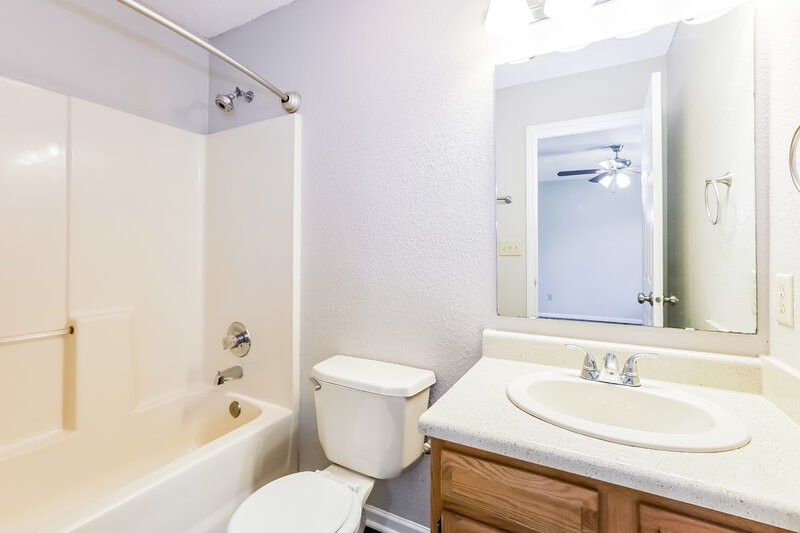 1,885/Mo, 748 Millbrook Drive Avon, IN 46123 Main Bathroom View