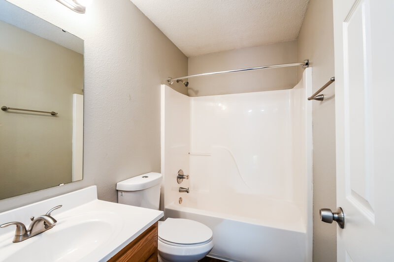 1,900/Mo, 10304 Hornton St Indianapolis, IN 46236 Main Bathroom View