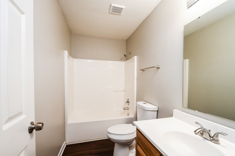 1,900/Mo, 10304 Hornton St Indianapolis, IN 46236 Bathroom View