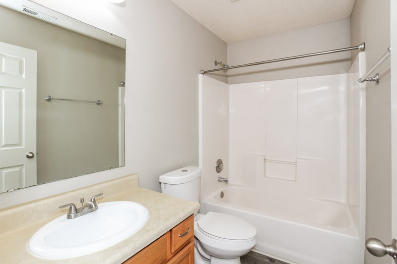 1,990/Mo, 5558 Wild Horse Dr Indianapolis, IN 46239 Main Bathroom View